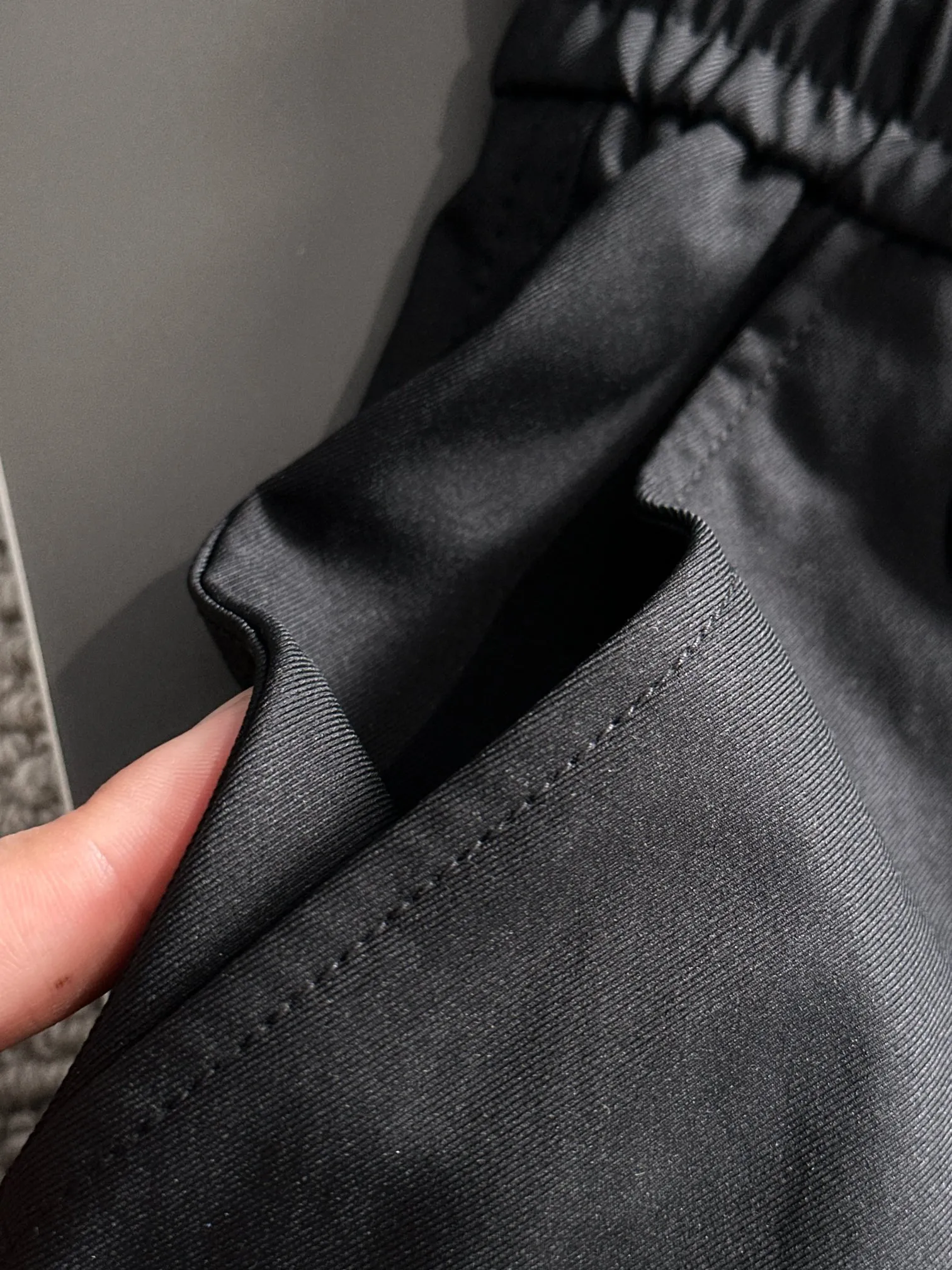 Next day shipping P360 Stone Island 2025 new fall elastic band casual pants and straight pants, medium-thick and thin counter-customized fabrics, breathable, comfortable, high wrinkle resistance, impeccable details, brand element design concept, reflecting high quality. It feels delicate and soft! It presents a casual cut and the upper body shape is great! Size: M-3XL